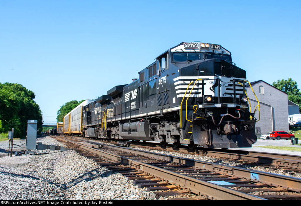 NS 4679 leads a manifest north through Georgetown 